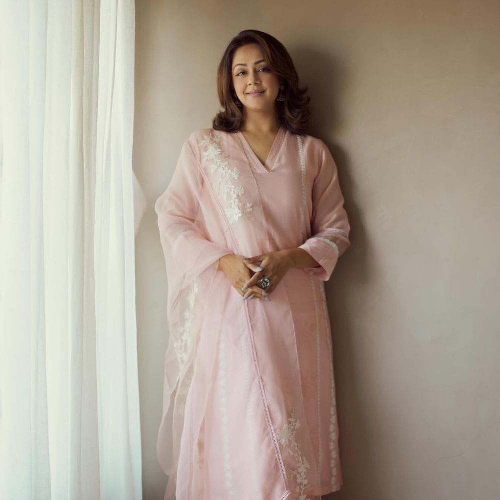 తాజాగా బాలీవుడ్లోనూ రీ ఎంట్రీ ఇచ్చిన హీరోయిన్ జ్యోతికకు నార్త్ నుంచి కూడా ఆఫర్స్ క్యూ కడుతున్నాయి.