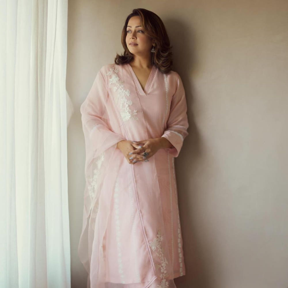 కేవలం ఆన్ స్క్రీన్ మాత్రమే కాదు, ఆఫ్ స్క్రీన్ కూడా జ్యోతిక యంగ్ హీరోయిన్స్కు ఏ మాత్రం తగ్గని రేంజ్లో స్టైలింగ్ విషయంలోనూ అదరగొట్టారు.