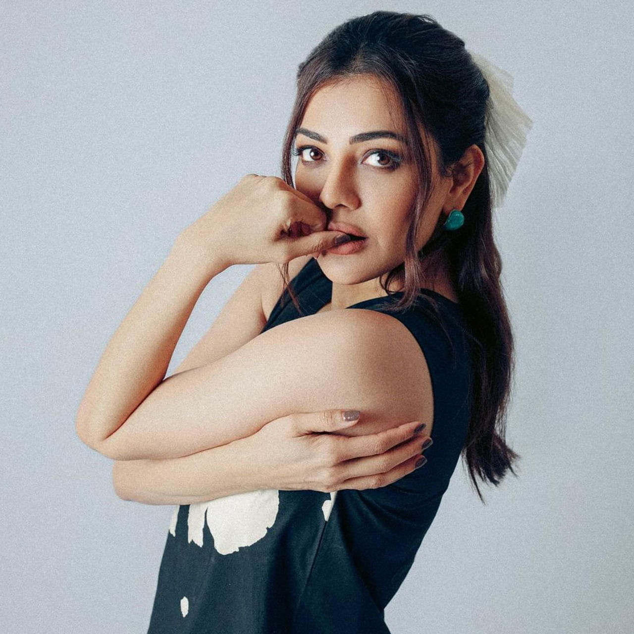 చందమామ సినిమాతో తెలుగు ప్రేక్షకుల మనసులలో చెరగని స్థానం సంపాదించుకున్న హీరోయిన్ కాజల్ అగర్వాల్. ఈ మూవీతో టాలీవుడ్ ఇండస్ట్రీలో ఓవర్ నైట్ స్టార్ డమ్ అందుకున్న ఈ ముద్దుగుమ్మ.. ఆ తర్వాత స్టార్ హీరోస్ అందరి సరసన నటించి మెప్పించింది. 