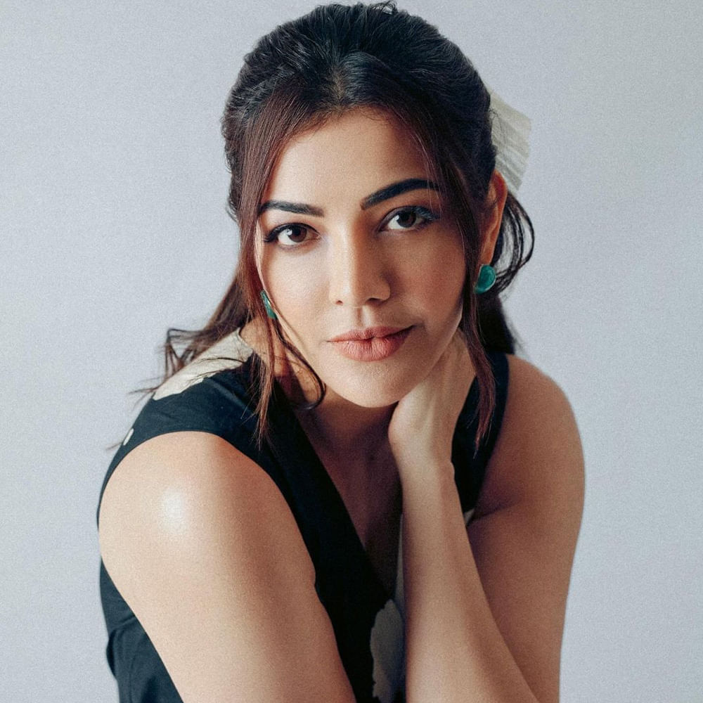 కొన్నాళ్ల క్రితం ఓ సినిమా షూటింగ్‏లో పాల్గొన్నానని.. తొలిరోజు షూటింగ్ కంప్లీట్ కాగానే ఆ సినిమా అసిస్టెంట్ డైరెక్టర్ తన అనుమతి లేకుండానే తన వ్యానిటీ వ్యాన్ లోకి వచ్చాడని తెలిపింది. చొక్క విప్పి.. తన ఛాతీపై ఉన్న తన పేరును టాటూని చూపిస్తూ తనకు పెద్ద అభిమానని చెప్పాడని గుర్తుచేసుకుంది. 