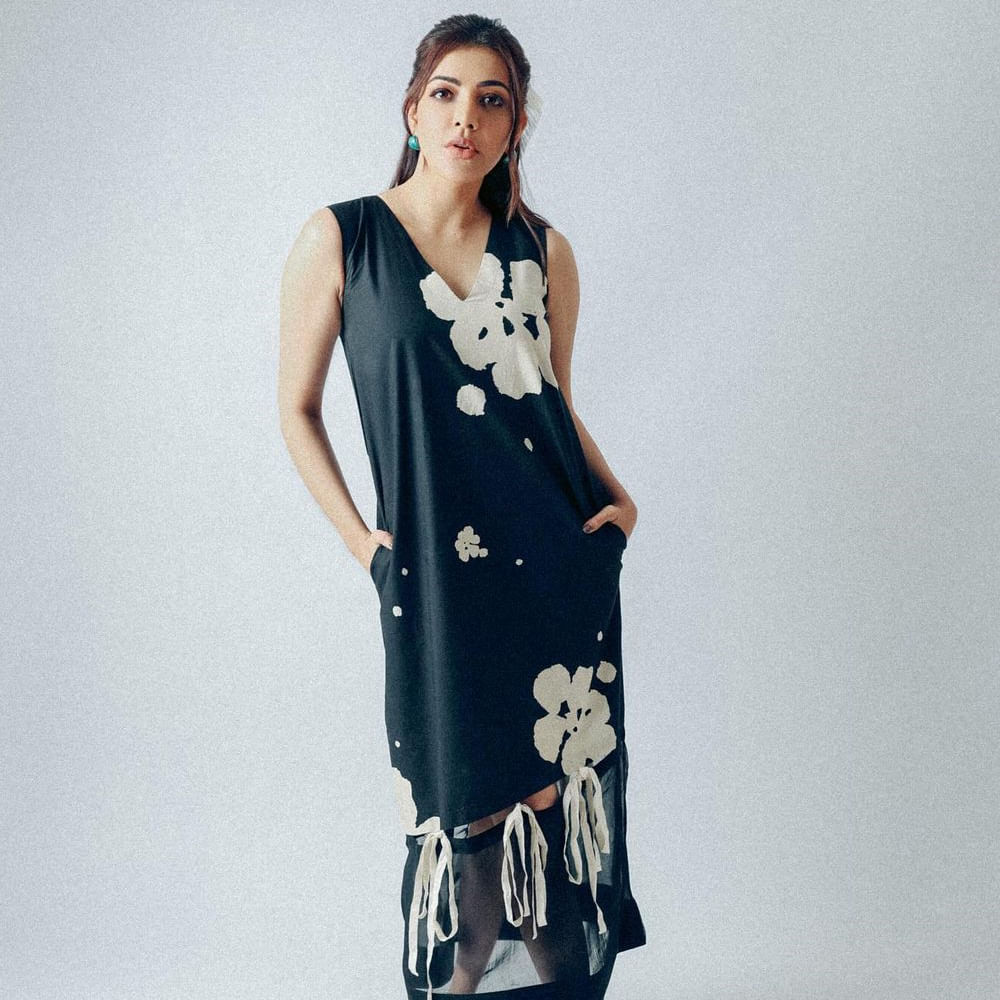 ఎవరు లేని సమయంలో అతడు అలా చేయడంతో తాను భయపడ్డానని.. అభిమానాన్ని పచ్చబొట్టు రూపంలో చూపించినందుకు ఆనందంగా ఉన్నా.. అలా చేయడం కరెక్ట్ కాదని సున్నితంగా హెచ్చరించి పంపించినట్లు చెప్పుకొచ్చింది. ప్రస్తుతం సత్యభామ సినిమాలో కాజల్ పోలీస్ ఆఫీసర్ పాత్రలో కనిపించగా.. నవీన్ చంద్ర కీలకపాత్ర పోషించాడు. 