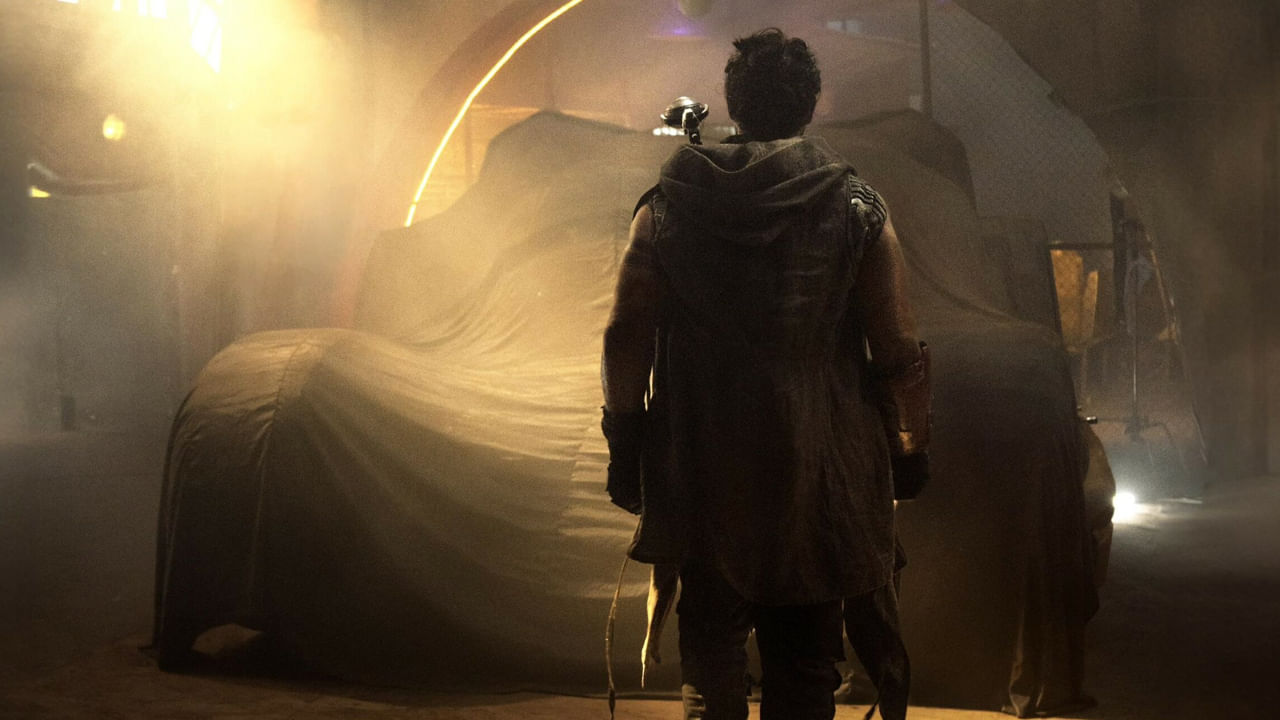 అయితే ఈ బెనిఫిట్ షోలు వేసేది వేరే వాళ్లు.. వచ్చిన షేర్లో కొంతమేర థియేటర్స్కు ఇస్తుంటారు కానీ అది ఏం సరిపోకపోగా.. అభిమానులు చేసే అల్లరికి థియేటర్లకే అదనపు భారం పడుతుంది.