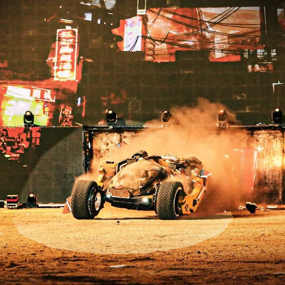 మహాభారతం నుంచి మొదలై 2898 వరకు.. అంటే 6 వేల ఏళ్ళ మధ్యలో ఈ కథ నడుస్తుందని.. కలియుగాంతంలో కల్కి రాకతో సుఖాంతం అవుతుందని తెలుస్తుంది.