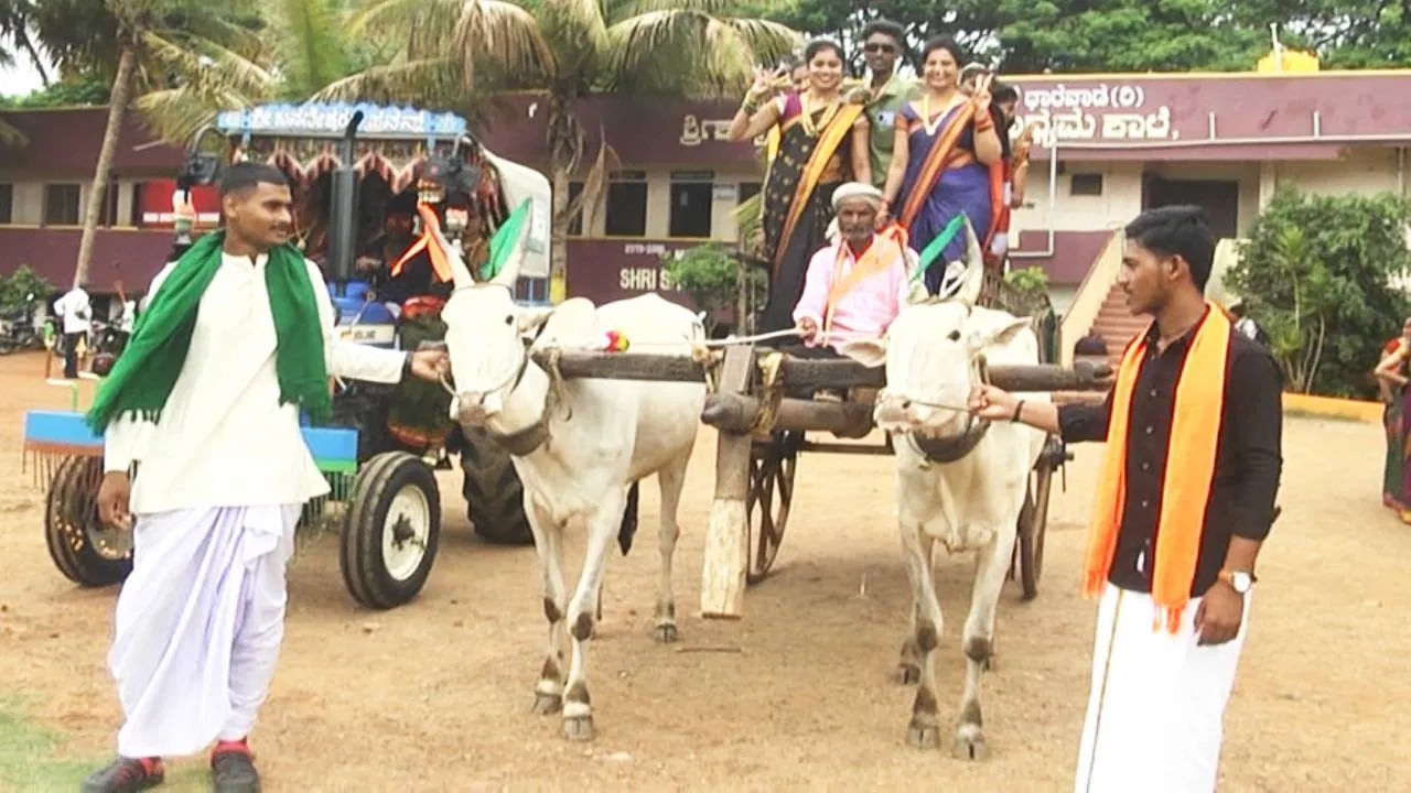 ట్రాక్టర్లు, ఎద్దుల బండిలో కళాశాలకు వచ్చిన విద్యార్థులు పండుగ వాతావరణాన్ని సృష్టించారు. అనంతరం కళాశాల ఆవరణలో సంచరించిన విద్యార్థులు పెళ్లి వాతావరణం సృష్టించారు.
 