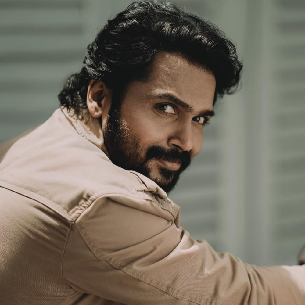 Karthi: కార్తి హీరోగా నటిస్తున్న 26వ సినిమాకు వా వథియార్ అనే టైటిల్ ఖరారు చేసారు. నలన్ కుమారస్వామి ఈ సినిమాకు దర్శకుడు. తాజాగా ఈ చిత్ర ఫస్ట్ లుక్ పోస్టర్ విడుదల చేసారు. జపాన్ ఫ్లాప్‌తో డీలా పడిన కార్తికి ఈ చిత్ర విజయం కీలకంగా మారింది. కృతి శెట్టి ఈ చిత్రంలో కార్తికి జోడీగా నటిస్తున్నారు. 