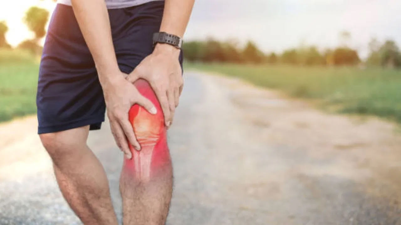 ఇందులోని మెగ్నీషియం, పొటాషియం రక్తపోటును నియంత్రించడంలో సహాయపడతాయి. ఫలితంగా గుండె జబ్బులు వచ్చే ప్రమాదం తగ్గుతుంది. అలాగే శరీరంలోని పొటాషియం లోపాన్ని తీర్చడానికి కూడా కొబ్బరి నీల్లు ప్రభావవంతంగా పనిచేస్తాయి. కొబ్బరి నీళ్లలో తగినంత కాల్షియం ఉంటుంది. ఇది ఎముకలను బలోపేతం చేయడంలో సహాయపడుతుంది.