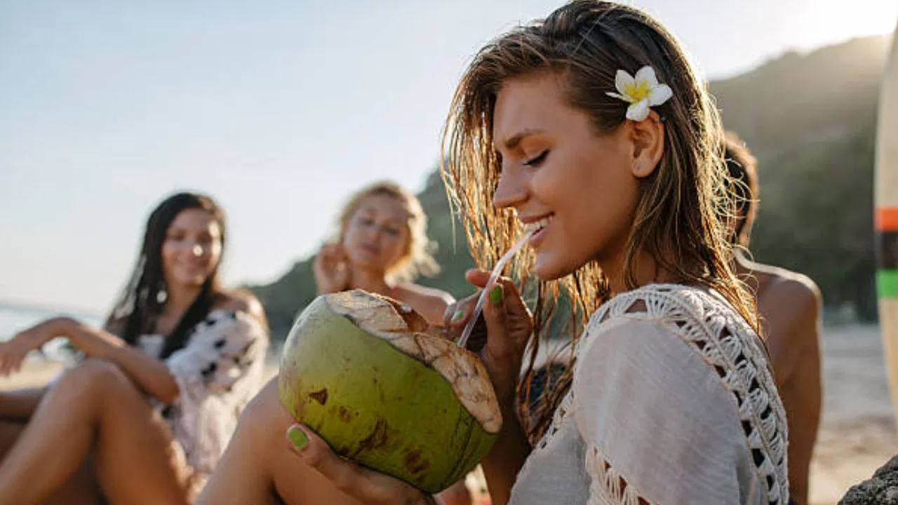 మీ కిడ్నీలోనూ రాళ్లు ఉంటే జంక్ ఫుడ్తో సహా అనేక ఆహారాలకు దూరంగా ఉండాలి. ప్రతిరోజూ కొన్ని ముఖ్యమైన పానీయాలు తీసుకోవడం అలవాటు చేసుకోవాలి. ఫలితంగా కిడ్నీలో రాయి పరిమాణం తక్కువగా ఉంటే మూత్రం ద్వారా బయటకు పోతాయి. నిపుణుల అభిప్రాయం ప్రకారం, మూత్రపిండాల్లో రాళ్లు ఉంటే ఎక్కువగా కొబ్బరి నీళ్లు తాగాలి. కొబ్బరి నీళ్లలో పొటాషియం, మెగ్నీషియం చాలా అధికంగా ఉంటాయి. ఇవి కిడ్నీలో రాళ్లను కరిగించడంలో సహాయపడతాయి.