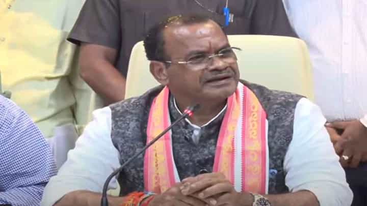Watch Video: దేశంలో డబుల్ ఏ ట్యాక్స్.. ప్రధాని మోదీ విమర్శలకు మంత్రి కోమటిరెడ్డి కౌంటర్ Watch Video: దేశంలో డబుల్ ఏ ట్యాక్స్.. ప్రధాని మోదీ విమర్శలకు మంత్రి కోమటిరెడ్డి కౌంటర్