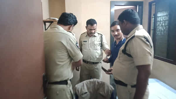 Adoni: పోలీస్ స్టేషన్లోని బీరువాలో లక్షల్లో సొమ్ము మాయం.. విచారణలో మైండ్ బ్లాంక్ అయ్యే నిజం