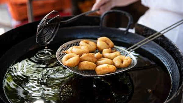 Leftover Oil Reuse: డీప్ ఫ్రై చేశాక మిగిలిపోయిన నూనెను తిరిగి వాడుతున్నారా..? శరీరంలో ఏమవుతుందో తెలిస్తే..
