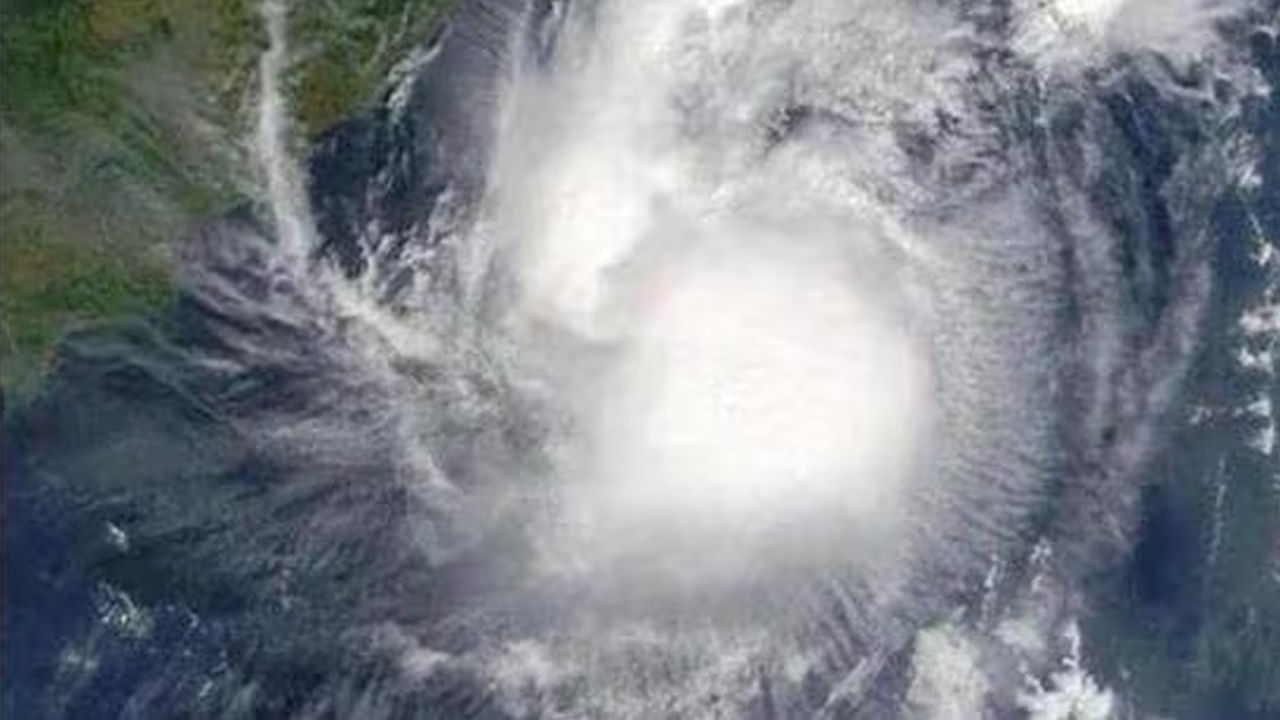 AP Weather: బంగాళాఖాతం అల్పపీడనం.. ఏపీలోని ఈ జిల్లాలకు రెయిన్ అలర్ట్..
