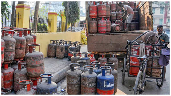 LPG Gas Price: ఎన్నికల వేళ శుభవార్త.. సామాన్యులకు ఊరట.. తగ్గిన గ్యాస్ సిలిండర్ ధర