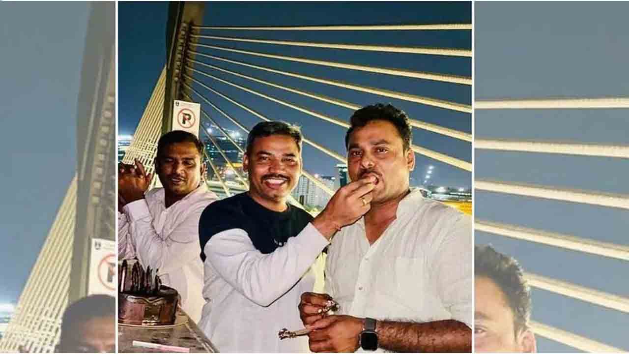 Madhapur Inspector: వివాదంలో మాదాపూర్ సీఐ గడ్డం మల్లేష్.. రూల్స్ బ్రేక్ చేసి, కేబుల్ బ్రిడ్జ్పై బర్త్ డే వేడుకలు!