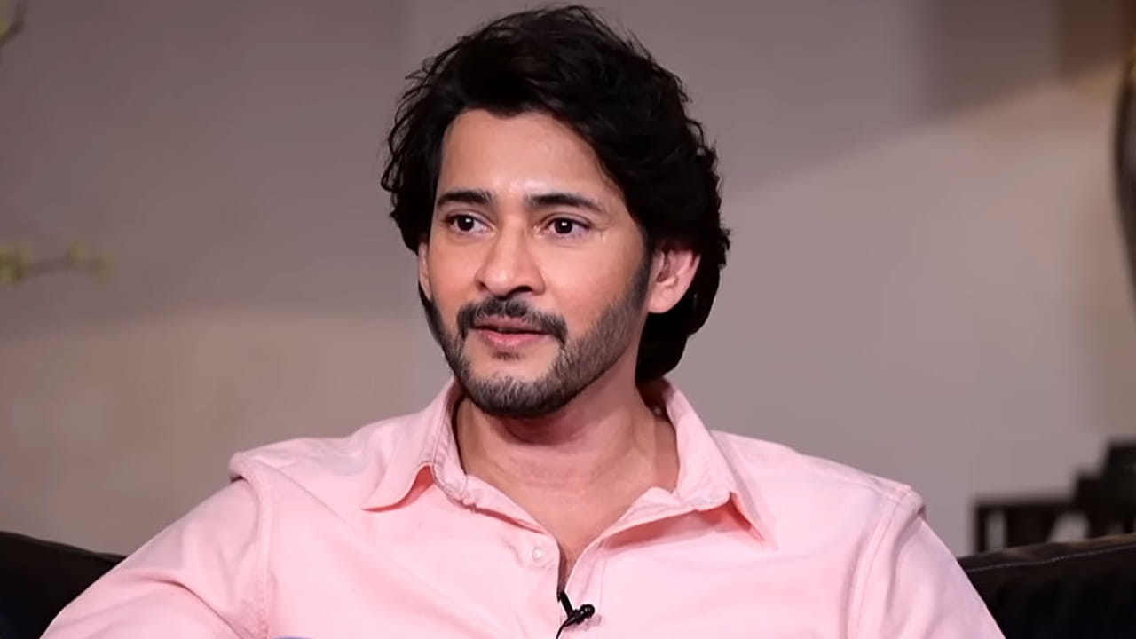 సోషల్ మీడియాలో నాన్స్టాప్గా ట్రెండ్ అవుతున్నారు మహేష్. ఫ్యామిలీ ఫంక్షన్కి హాజరైన ఆయన, అందరితో సరదాగా మాట్లాడటం వైరల్ అయింది. దాంతో పాటు జక్కన్న సినిమాలో మహేష్ సరసన ఆలియా నటిస్తారనే వార్త స్ప్రెడ్ అవుతోంది. మరో విదేశీ భామ కూడా ఈ మూవీలో ఉంటారట. ఆగస్టు 9న సినిమాను ప్రారంభించాలనుకుంటున్నారట మహేష్.