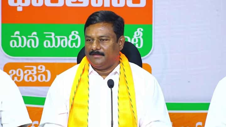 Watch Video: తెలంగాణలో ట్రిపులార్ ట్యాక్స్.. సీఎం రేవంత్పై బీజేపీ నేత సంచలన ఆరోపణలు Watch Video: తెలంగాణలో ట్రిపులార్ ట్యాక్స్.. సీఎం రేవంత్పై బీజేపీ నేత సంచలన ఆరోపణలు
