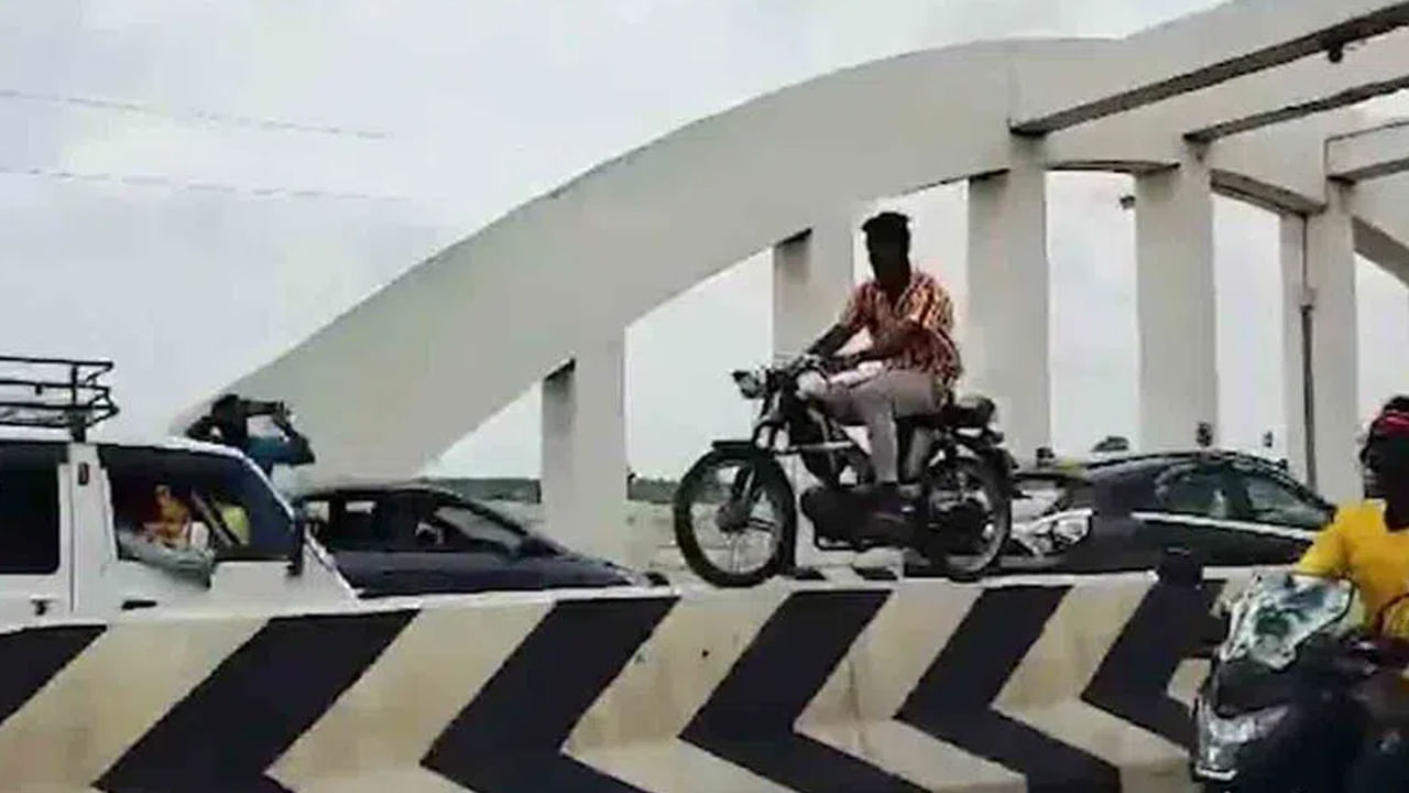 Viral Video: ఇదేం పోయేకాలం రా.. బిజీ రోడ్డులో డివైడర్ పై బైక్ డ్రైవింగ్..