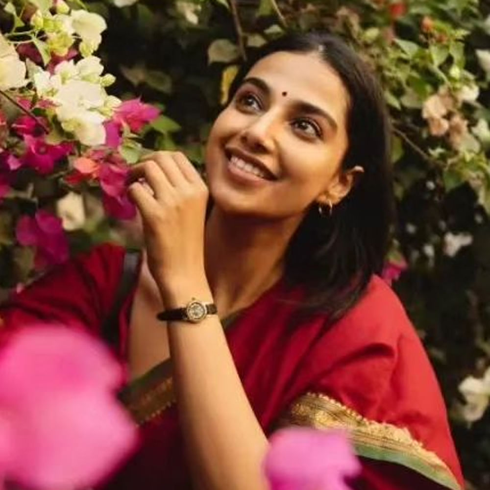 ఇప్పుడు మరిన్ని సినిమాలతో బిజీ అవుతున్నారు మీనాక్షి చౌదరి. ఈ అమ్మడు ఇప్పుడిప్పుడే కెరీర్ లో ఎదుగుతుంది.