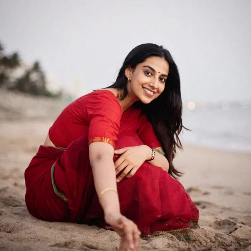 ఇక సోషల్ మీడియాలో యాక్టివ్ గా ఉండే మీనాక్షి తాజాగా కొన్ని ఫోటోలను షేర్ చేసింది. క్రేజీ ఫోజులతో మీనాక్షి కొన్ని ఫోటోలను పంచుకుంది.