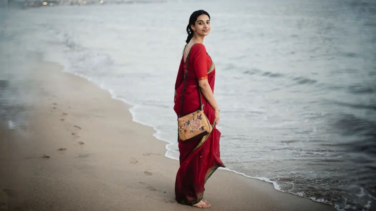 ఆతర్వాత హిట్ 2 సినిమాతో హిట్ అందుకుంది. ఇలా కెరీర్ లో ఒకొక్క మెట్టు ఎక్కుతూ సినిమాలు చేస్తూ అలరిస్తుంది మీనాక్షి. ఇటీవలే సూపర్ స్టార్ మహేష్ బాబు హీరోగా నటించిన గుంటూరు కారం సినిమాలో సెకండ్ హీరోయిన్ గా కనిపించింది. 