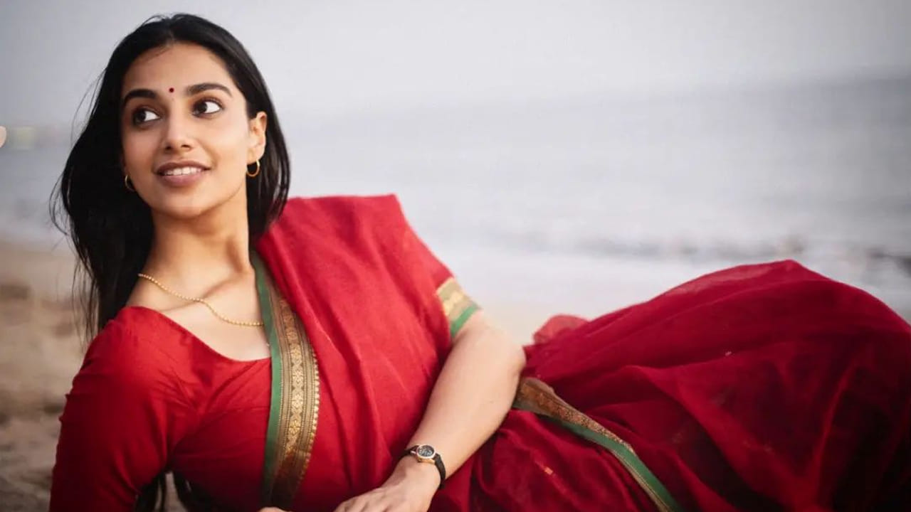 దాంతో ఇప్పుడు ఈ చిన్నదానికి బ్యాక్ టు బ్యాక్ ఆఫర్స్ వస్తున్నాయి. యంగ్ హీరోల సినిమాల్లో నటిస్తుందను మీనాక్షి. అలాగే కోలీవుడ్ లోనూ నటిస్తుంది ఈ ముద్దుగుమ్మ. అక్కడ ఓ స్టార్ హీరో సినిమాలో హీరోయిన్ గా ఎంపిక అయ్యింది మీనాక్షి. 