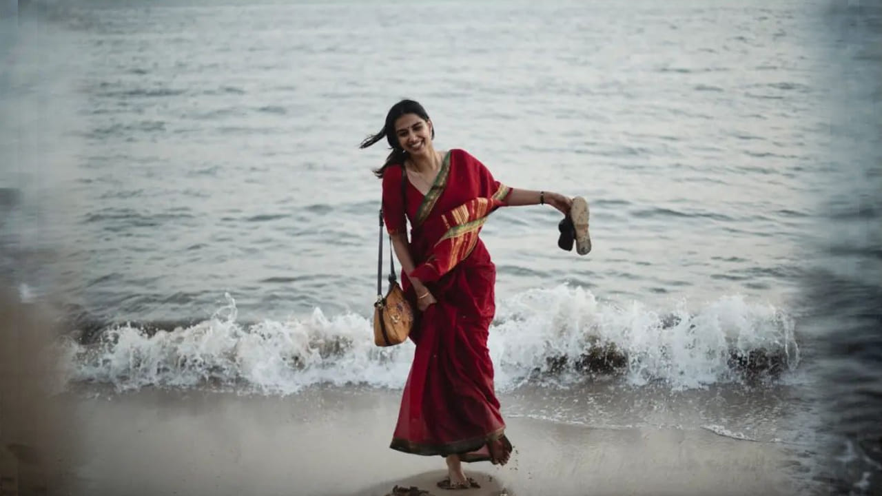 ఆతర్వాత మాస్ రాజా రవితేజ హీరోగా నటించిన ఖిలాడి సినిమాలో నటించింది. ఈ సినిమాలో తన నటనతో పాటు గ్లామర్ తోనూ ఆకట్టుకుంది. తన అందాలతో ప్రేక్షకులను ఫిదా చేసింది మీనాక్షి చౌదరి. 