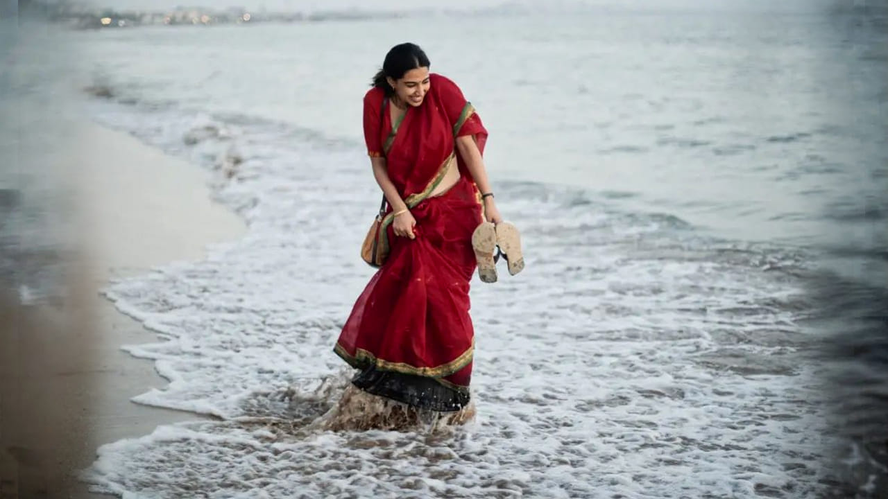 ప్రస్తుతం టాలీవుడ్ లో ఎక్కువ వినిపిస్తున్న పేరు మీనాక్షి చౌదరి. ఇచ్చట వాహనములు నిలుపరాదు అనే సినిమాతో హీరోయిన్ గా పరిచయం అయ్యింది ఈ చిన్నది. తొలి సినిమాతోనే తన నటనతో ప్రేక్షకులను ఆకట్టుకుంది ఈ అమ్మడు. 