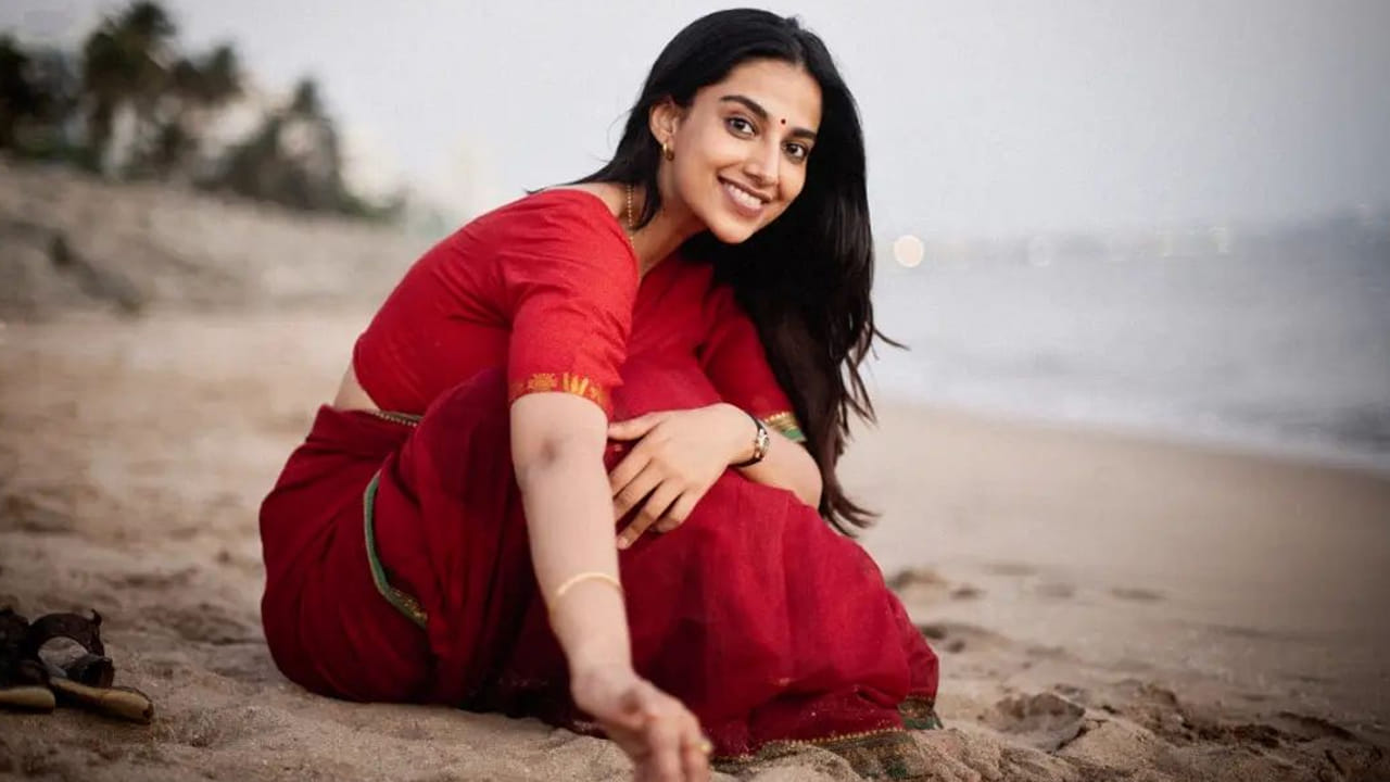 ఇక సోషల్ మీడియాలో యాక్టివ్ గా ఉండే ఈ ముద్దుగుమ్మ రెగ్యులర్ గా ఫోటోలు షేర్ చేస్తూ అభిమానులను అలరిస్తుంది. తాజాగా సముద్రపు ఒడ్డున చీరకట్టుతో ఫోటోలకు ఫోజులిచ్చింది. ఈ ఫోటోలు ఇప్పుడు సోషల్ మీడియాలో వైరల్ గా మారాయి. 