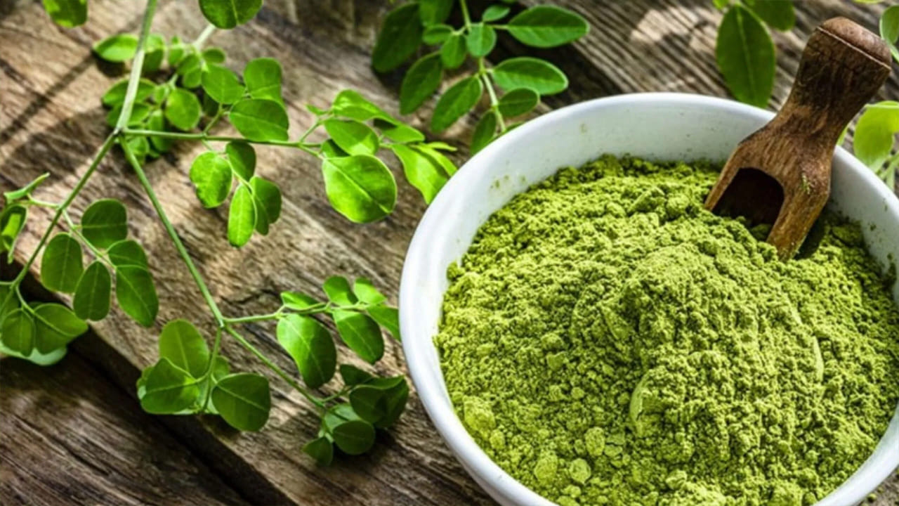 మేనగ ఆకులలో బీటా కెరోటిన్, క్లోరోజెనిక్ యాసిడ్, క్వెర్సెటిన్ వంటి పదార్థాలు అధికంగా ఉంటాయి. ఈ పదార్థాలన్నీ ఫ్రీ రాడికల్స్, ఆక్సీకరణ ఒత్తిడిని నియంత్రించడంలో సహాయపడతాయి. మునగ ఆకులు, కాండం, పువ్వులు వీటిల్లో కూడా ఐసోథియోసైనేట్ అనే పదార్థం ఉంటుంది. ఇది తాపజనక సమస్యలను తొలగించడంలో సహాయపడుతుంది.