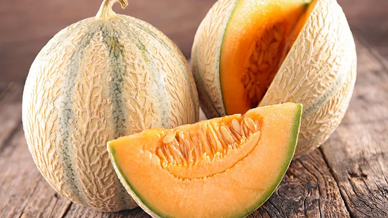 Muskmelon Seeds -కర్బూజలో ఉండే అధిక మెగ్నీషియం, కాల్షియం, ఫాస్పరస్ కంటెంట్ ఎముకలు, కీళ్ల ఆరోగ్యాన్ని మెరుగుపరచడంలో సాయపడుతుంది. మీ ఎముకలను బలోపేతం చేసే ఇలాంటి ఆహారాలు బోలు ఎముకల వ్యాధి వంటి ఎముక సంబంధిత వ్యాధుల ప్రమాదాన్ని తగ్గించడంలో సాయపడతాయి.