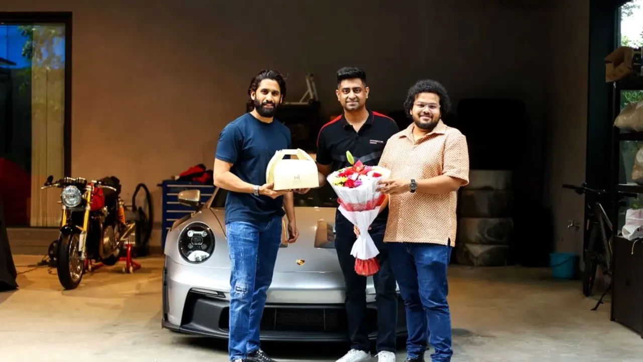 నాగ చైతన్య చెన్నైలో 'పోర్షా 911 GT3 RS' కారు కొన్నాడు. ఈ ఫోటోలను షోరూమ్ సోషల్ మీడియాలో షేర్ చేసింది. ఈ ఫోటో వైరల్‌గా మారాయి. కారు కిరాక్ ఉంది అని కామెంట్స్ చేస్తున్నారు నెటిజన్స్.. 