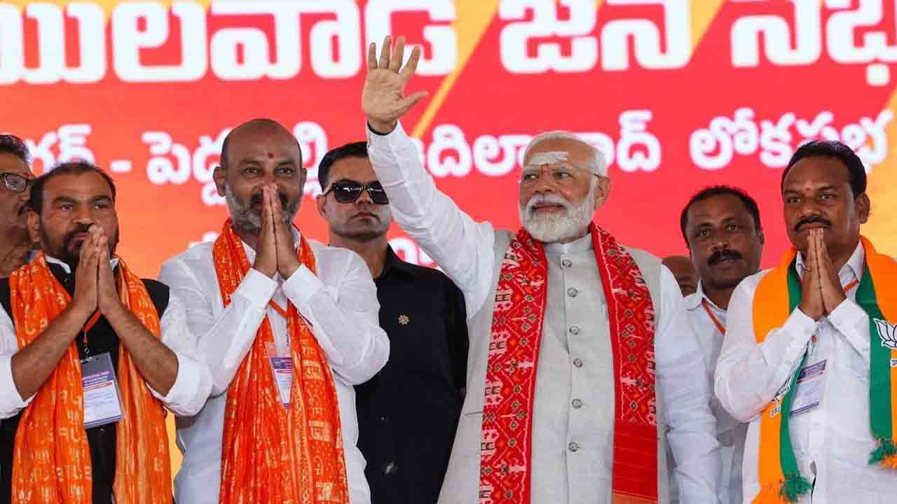 PM Modi Tour: కనుకరించిన  ప్రకృతి.. భారీగా తరలివచ్చిన జనం..  సంజయ్‌ను అభినందించిన మోదీ..