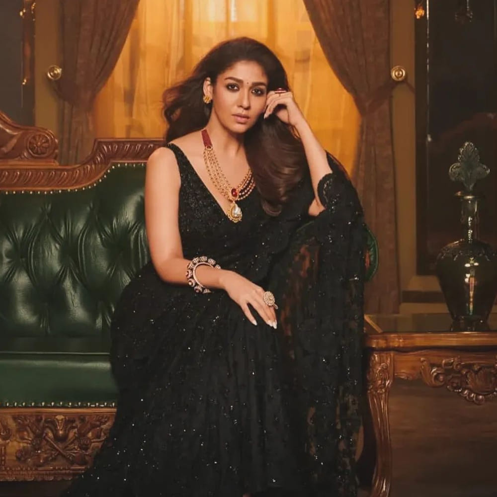 తమిళ్‌లో హీరోయిన్ ఓరియంటెడ్‌ మూవీస్‌కి సైన్‌ చేస్తున్న ఈ బ్యూటీ, అదర్‌ లాంగ్వేజెస్‌లో మాత్రం ఎక్కువగా స్టార్స్ ఉన్న సినిమాలనే సెలక్ట్ చేసుకుంటూ యమా బిజీ అవుతున్నారు.  