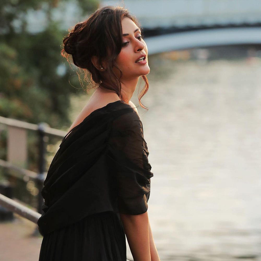  ఇటీవలే మంగళవారం మూవీతో మరో హిట్ ఖాతాలో వేసుకుంది. ఈ సినిమాకు మంచి రివ్యూస్ వచ్చాయి. అలాగే ఓటీటీలో త్రీ రోజేస్ వెబ్ సిరీస్ ద్వారా అలరించింది. ప్రస్తుతం పాయల్ లేటేస్ట్ క్రేజీ ఫోటోస్ నెట్టింట వైరలవుతున్నాయి. బ్లాక్ డ్రెస్ లో అచ్చం ప్రినెస్స్ మాదిరిగా కనిపిస్తుంది. 