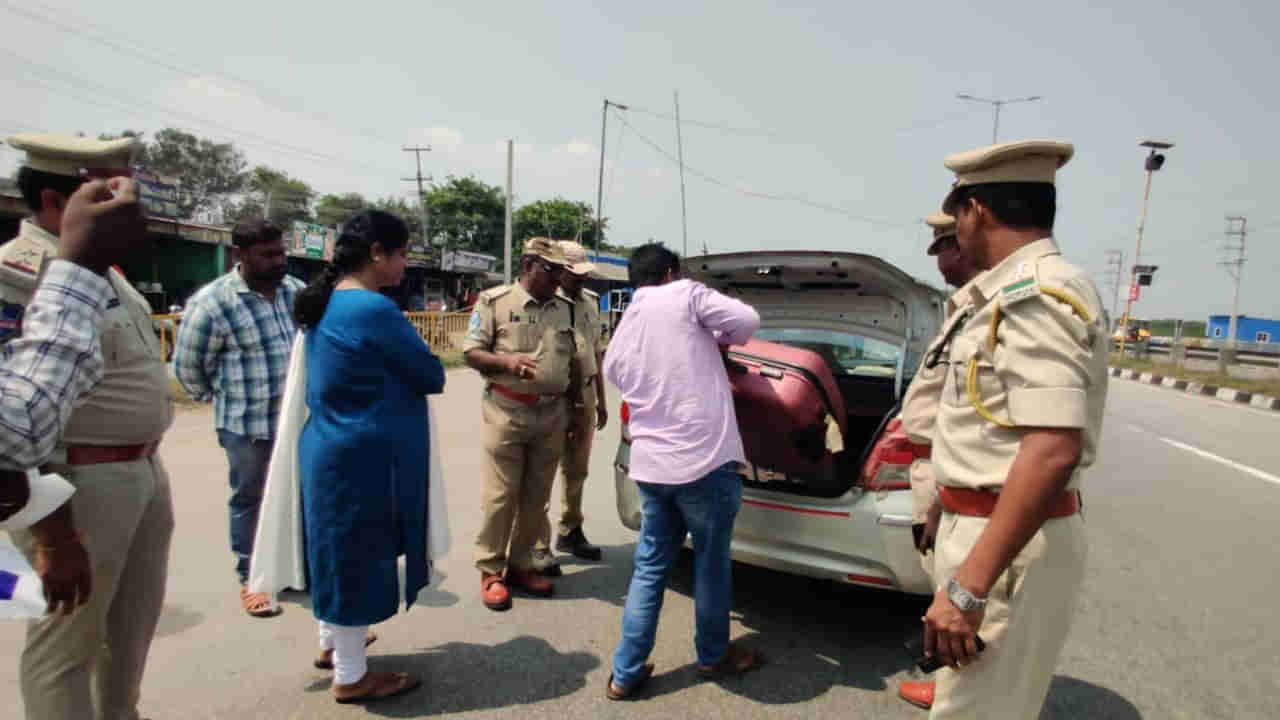 AP News: తెలంగాణ నుంచి ఏపీలోకి ఎంటరయిన కారు.. పోలీసులు చెక్ చేయగా కళ్లు జిగేల్