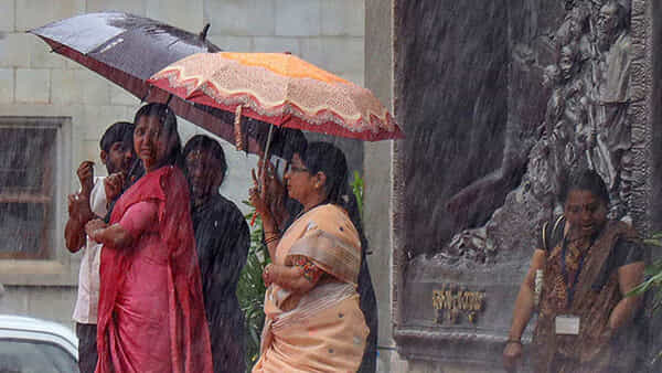 AP - Telangana: ఓట్ల పండుగపై వర్షం ఎఫెక్ట్ పడనుందా...? వెదర్ రిపోర్ట్ ఏంటి..?