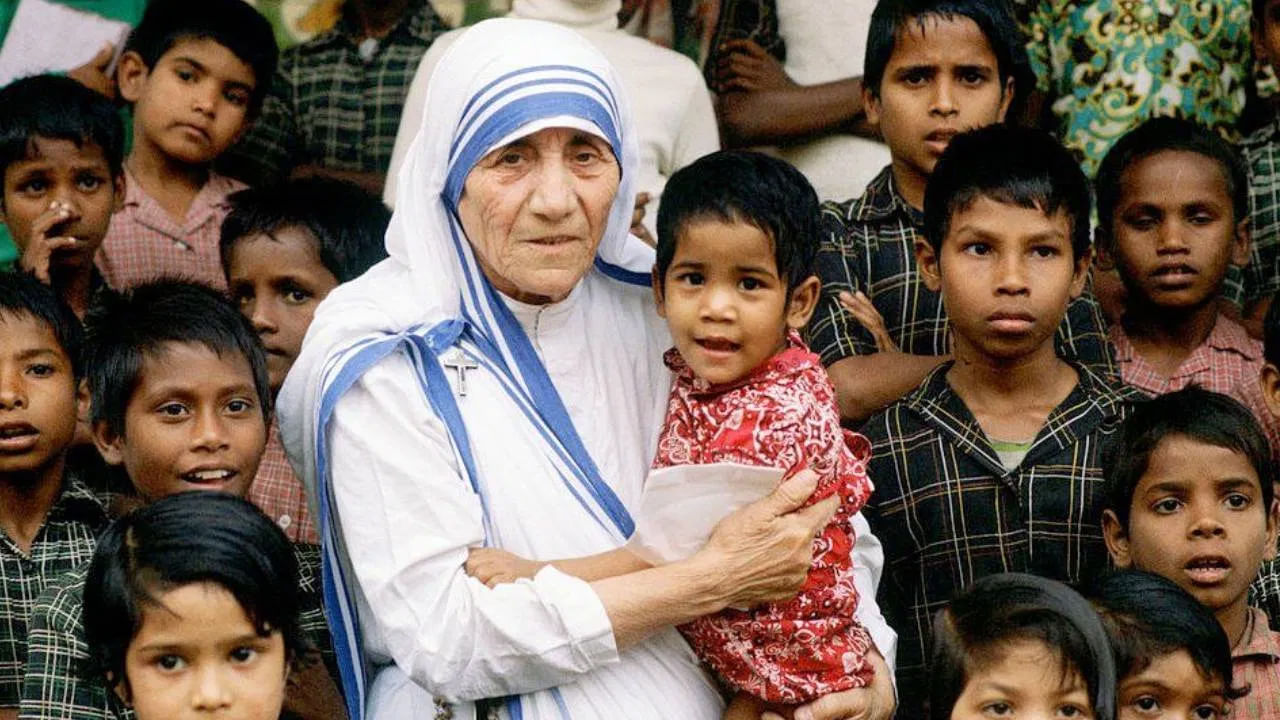 మదర్ థెరిసా ఎనలేని సేవకు ప్రపంచ వ్యాప్తంగా గుర్తింపు పొందారు. భారతదేశంలోని పేదలకు సేవ చేస్తూ తన పూర్తి జీవితాన్ని ఆమె గడిపారు.