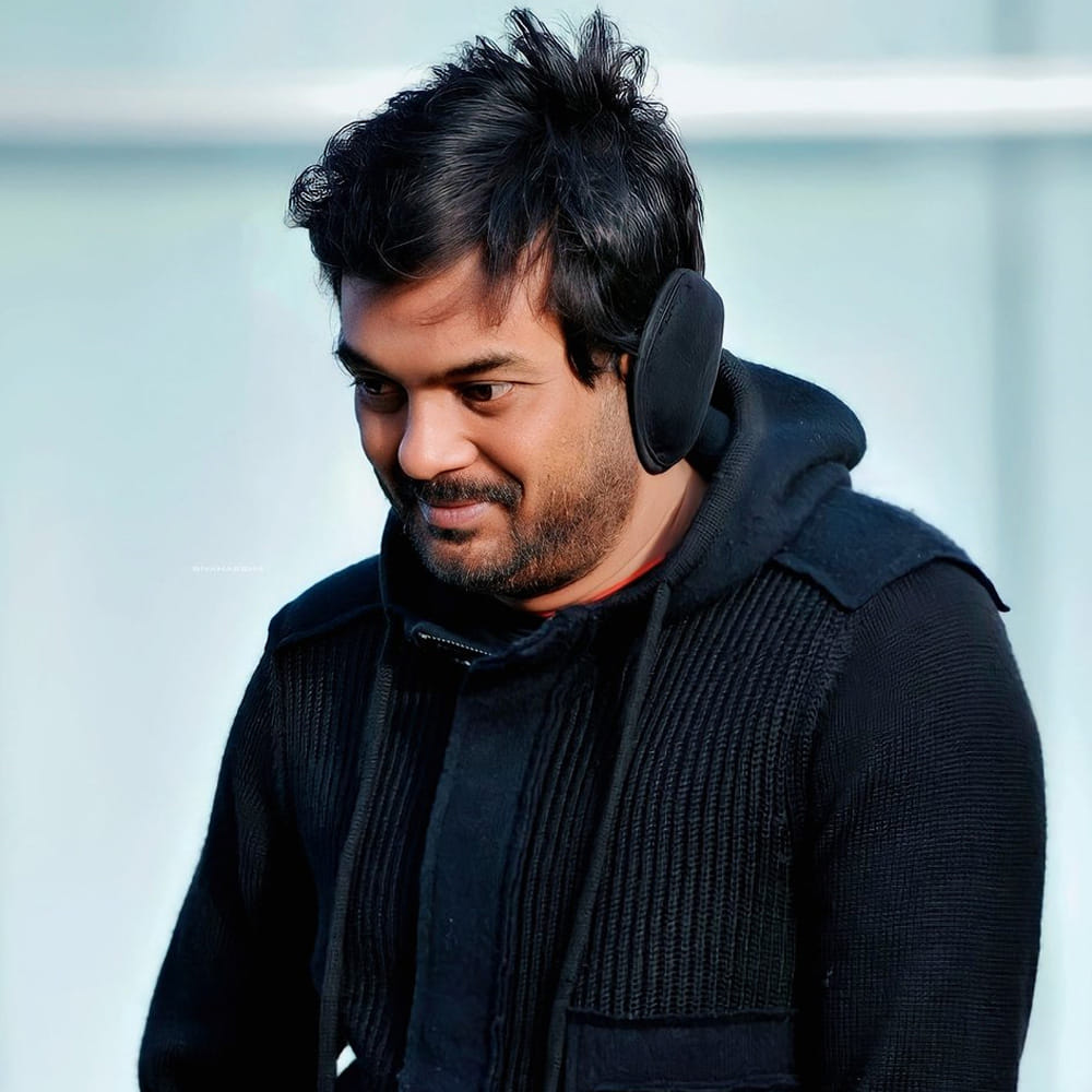 ఇండస్ట్రీలో కొన్ని కాంబినేషన్లకు ఎవర్ గ్రీన్ క్రేజ్ ఉంటుంది. వాళ్లు పదేళ్ళ తర్వాత కాదు.. పాతికేళ్ళ తర్వాత కలిసి సినిమా చేసినా ఆ క్రేజ్ ఎక్కడికీ పోదు. టాలీవుడ్‌లో అలాంటి ఓ క్రేజీ కాంబినేషన్ 20 ఏళ్ళ తర్వాత రిపీట్ కానుందని వార్తలొస్తున్నాయి.