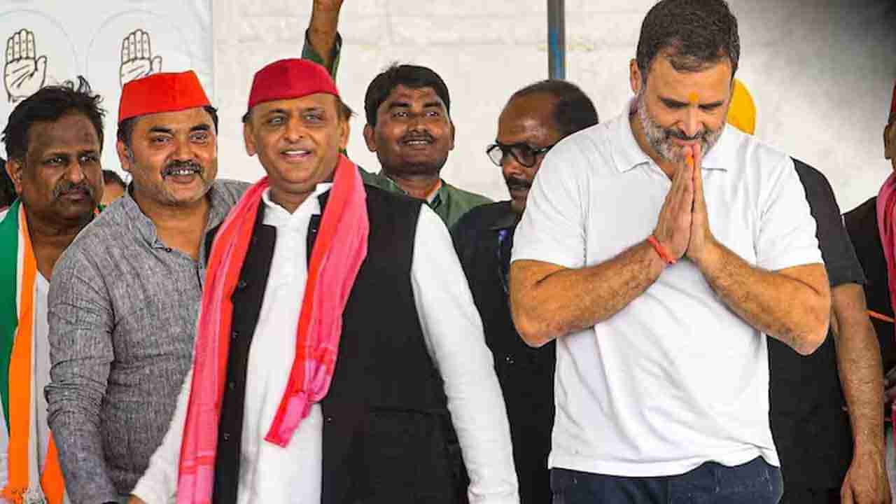 Rahul Gandhi: రాహుల్‌గాంధీ ఫూల్‌పూర్‌ సభలో యూత్‌ హంగామా.. బారికేడ్లు ధ్వంసం చేసి, స్టేజ్‌‌పైకి దూసుకొచ్చిన జనం