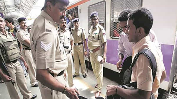Viral: ట్రైన్లోకి పోలీసుల రాగానే తత్తరపాటు.. వారి వద్ద ఉన్న బ్యాగులు చెక్ చేయగా