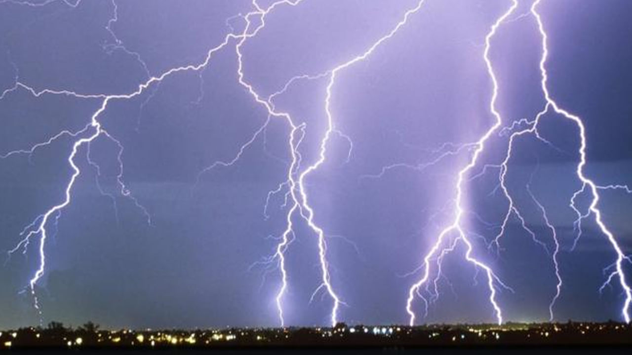 Thunderstorms Alert: ఏపీలోని ఆ జిల్లాల్లో పిడుగులతో కూడిన వర్షాలు.. ప్రజలు అప్రమత్తంగా ఉండాలని..