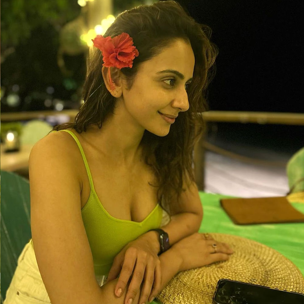 తాజాగా రకుల్ కొన్ని ఫోటోలను షేర్ చేసింది. బోల్డ్ లుక్స్తో పోజులిచ్చిన ఫోటోలను తన ఇన్స్టా హ్యాండిల్లో షేర్ చేసింది. ఈ ఫోటోలు ఇప్పుడు తెగ వైరల్ అవుతున్నాయి. కుర్రకారు ఈ ఫోటోలకు క్రేజీ కామెంట్స్ చేస్తున్నారు.