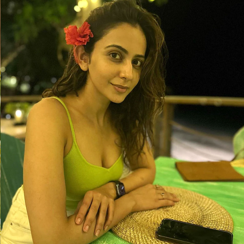 కిల్లింగ్ లుక్స్తో కుర్రాళ్లను కట్టిపడేస్తోంది. ప్రేమించిన వాడ్ని పెళ్లి చేసుకొని ఎంజాయ్ చేస్తూనే కుర్రాళ్ల గుండెల్లో మంటలు రేపుతోంది. మునుపెన్నడూ లేని విధంగా అందాలు ఆరబోస్తూ కనువిందు చేస్తుంది ఈ బ్యూటీ.