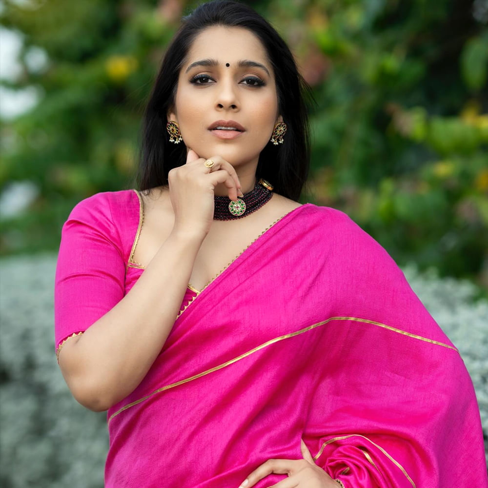 అలాగే రష్మీకి జంతువులు అంటే ఎంత ప్రేమో అందరికి తెలుసు. జంతువుల గురించి నిత్యం రకరకాల పోస్ట్ లు షేర్ చేస్తూ ఉంటుంది రష్మీ. తాజాగా ఓ నెటిజన్ రష్మీ పై షాకింగ్ కామెంట్స్ చేశాడు. ఏకంగా చెప్పుతో కొడతా అని రెచ్చిపోయాడు.