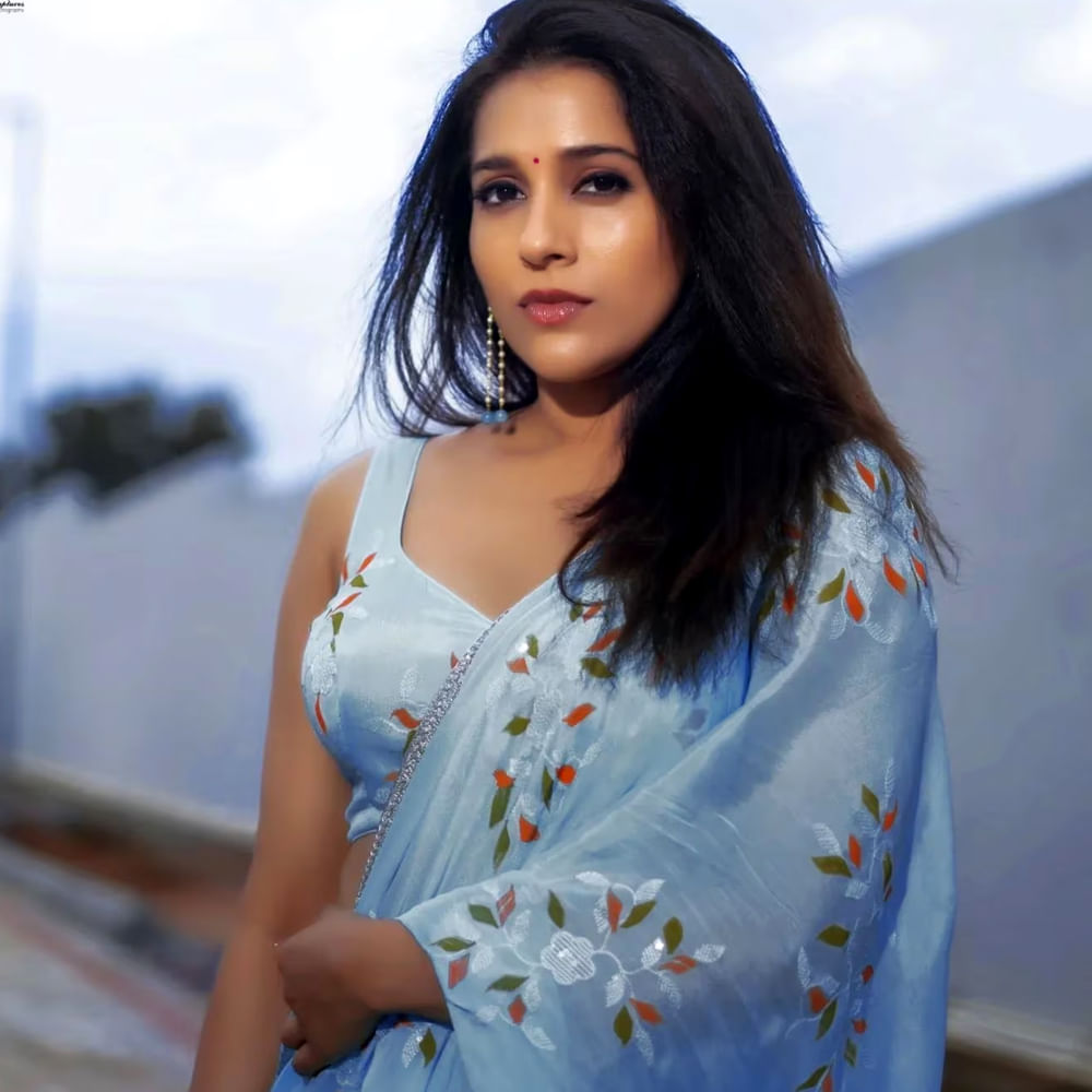రష్మీ సోషల్ మీడియాలో ఓ ఆవుకు సంబందించిన వీడియోను షేర్ చేసింది. ఈ వీడియోలో ఓ వ్యక్తి ఆవును చంపుతూ కనిపించాడు. దీనిపై నెటిజన్ రకరకాలుగా స్పందిస్తున్నారు . ఓ నెటిజన్ మాత్రం కాస్త ఘాటుగానే స్పందించాడు.