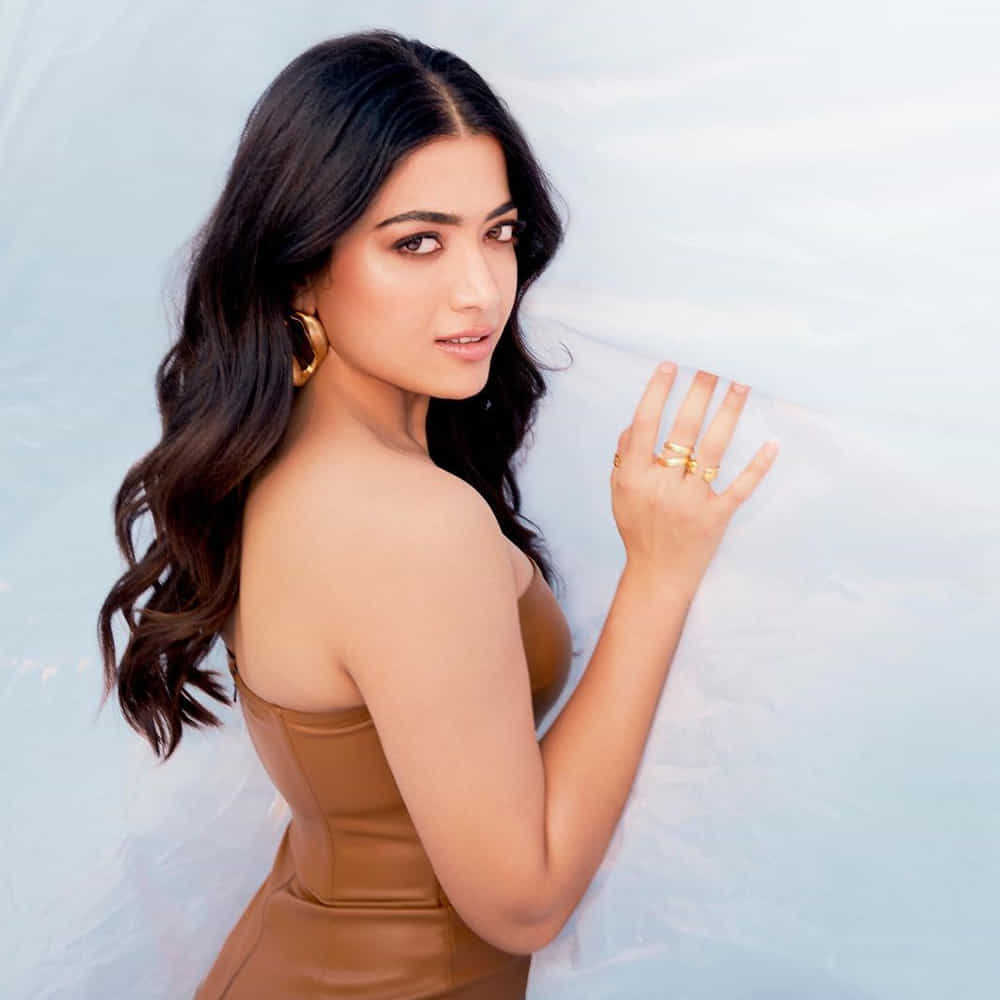 హిందీలోనూ ఇంపార్టెన్స్ ఉన్న క్యారెక్టర్స్కే గ్రీన్ సిగ్నల్ ఇస్తున్నారు ఈ బ్యూటీ. హిస్టారికల్ కాన్సెప్ట్తో రూపొందుతున్న ఛావా, కమర్షియల్ ఎంటర్టైనర్ సికందర్ సినిమాల్లో నటిస్తున్నారు. ఈ రెండు సినిమాల్లోనూ రష్మిక పాత్రకు చాలా ఇంపార్టెన్స్ ఉంటుందంటున్నారు మేకర్స్.