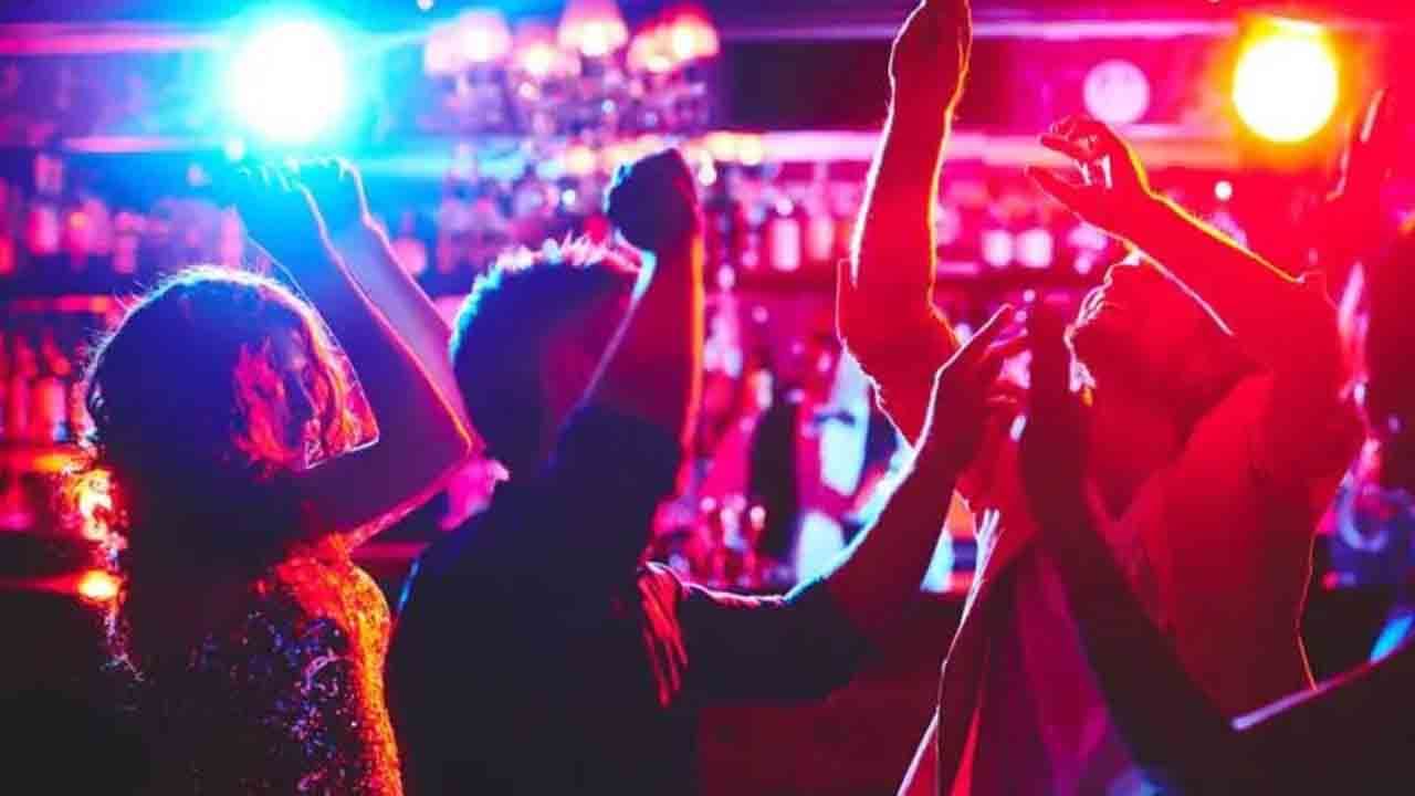 Bengaluru rave party: కాకరేపుతున్న పోలీసుల నోటీసులు.. టాలీవుడ్‌ ఇండస్ట్రీలో మొదలైన అలజడి..!