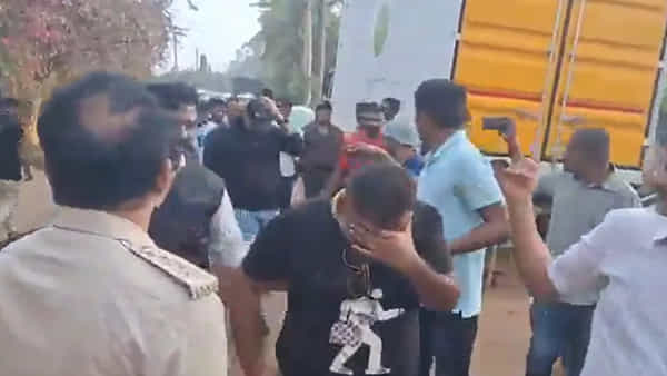 పుష్ప రేంజ్ స్టోరీ.. బెంగళూరు రేవ్ పార్టీలో పట్టుబడ్డ వాసుది.. వెలుగులోకి నమ్మలేని నిజాలు..