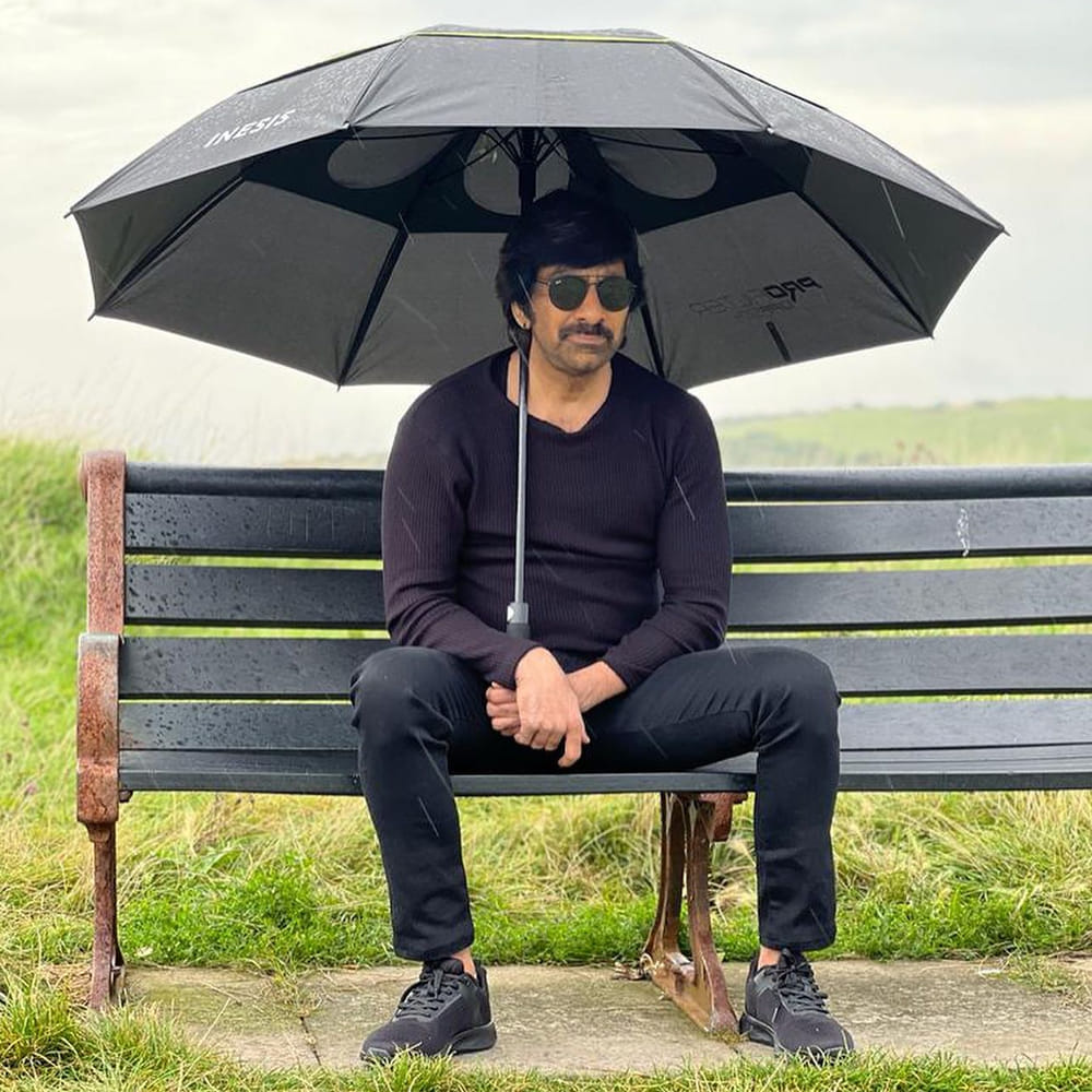 హిట్టు ఫ్లాపులతో పనిలేకుండా వరస సినిమాలు చేయడం మాత్రమే రవితేజకు తెలిసిన పని. ఇప్పుడూ ఇదే చేస్తున్నారీయన. ప్రస్తుతం హరీష్ శంకర్తో మిస్టర్ బచ్చన్ చేస్తున్నారు. మిరపకాయ్ వచ్చిన 13 ఏళ్ళకు ఈ కాంబో రిపీట్ అవుతుంది. అలాగే గోపీచంద్ మలినేనితోనూ మరో సినిమాకు సిద్ధమవుతున్నారు మాస్ రాజా.