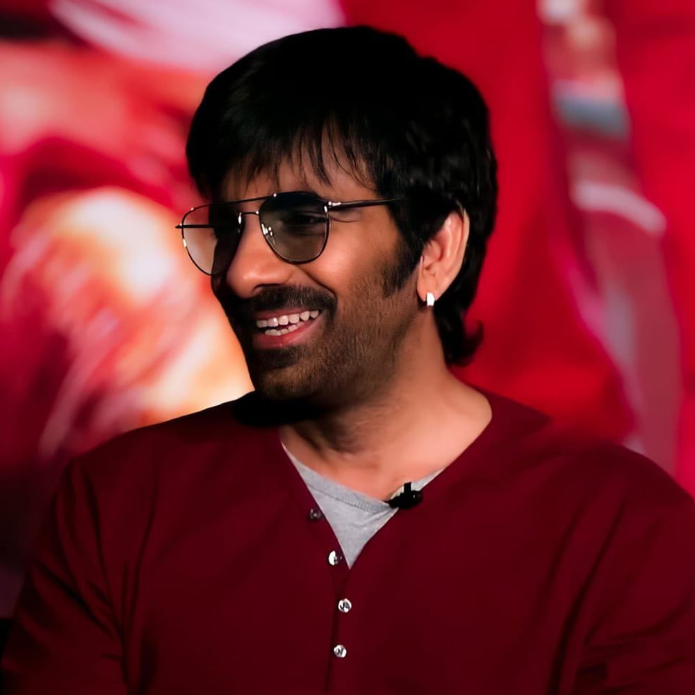 Ravi Teja: రవితేజ హీరోగా నటిస్తున్న 75వ సినిమాలో హీరోయిన్‌గా శ్రీలీలను ఎంపిక చేస్తున్నట్టు సమాచారం. ఈ ప్రాజెక్ట్ కోసం మేకర్స్ ఆమెతో సంప్రదింపులు జరుపుతున్నారట. ప్రస్తుతం మూవీ ప్రీ ప్రొడక్షన్‌ పనులు జరుగుతున్నాయి. త్వరలోనే  సెట్స్ మీదకు తీసుకెళ్లనున్నారు. ఆల్రెడీ రవితేజ, శ్రీలీల కలిసి సూపర్‌హిట్‌ సినిమా  ధమాకాలో నటించారు. 
