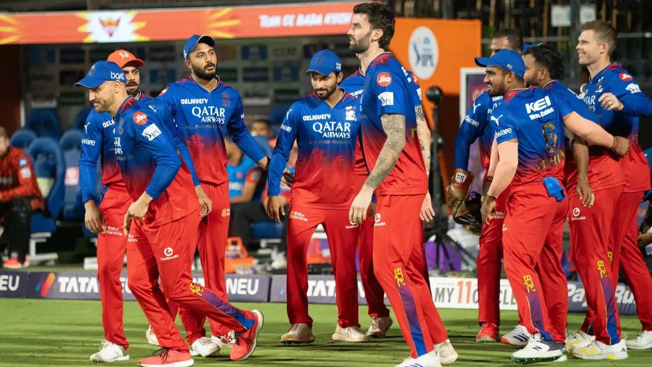 ఈరోజు RCB ఓడిపోతే ప్లేఆఫ్ రేసుకు దూరమవుతుంది. ఎందుకంటే ఈ విజయంతో ఢిల్లీ క్యాపిటల్స్ జట్టు మొత్తం 14 పాయింట్లను సంపాదించుకుంటుంది. మరోవైపు ఆర్సీబీ ఈరోజు ఓడిపోయి చివరి మ్యాచ్‌లో గెలిచినా 12 పాయింట్లు మాత్రమే కలిగి ఉంది.